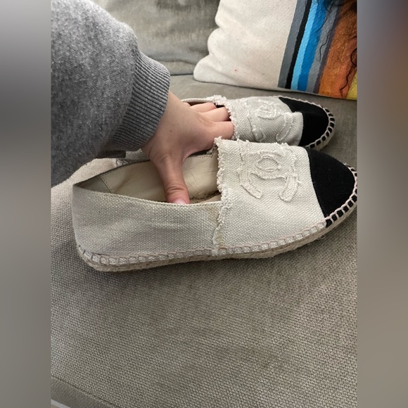 Excellent Condition Chanel White & Black Size 5 Espadrilles. 💕 - Picture 9 of 13